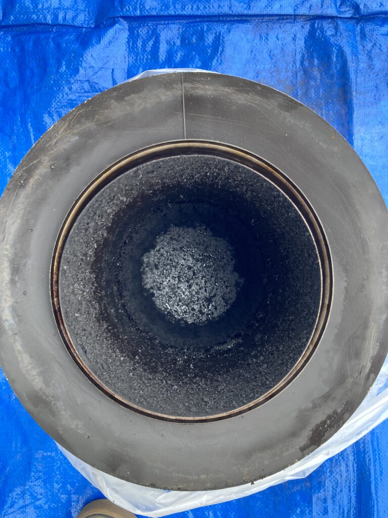 煙突の防鳥ネットがススで詰まる