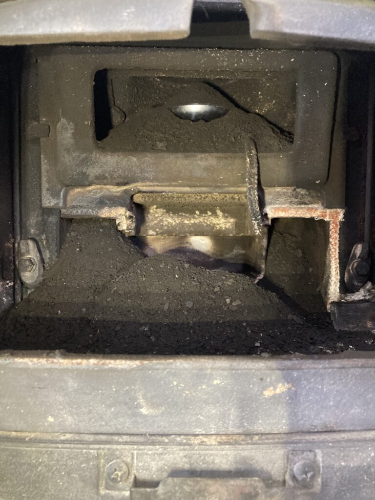 薪ストーブの炉内にススを落とす