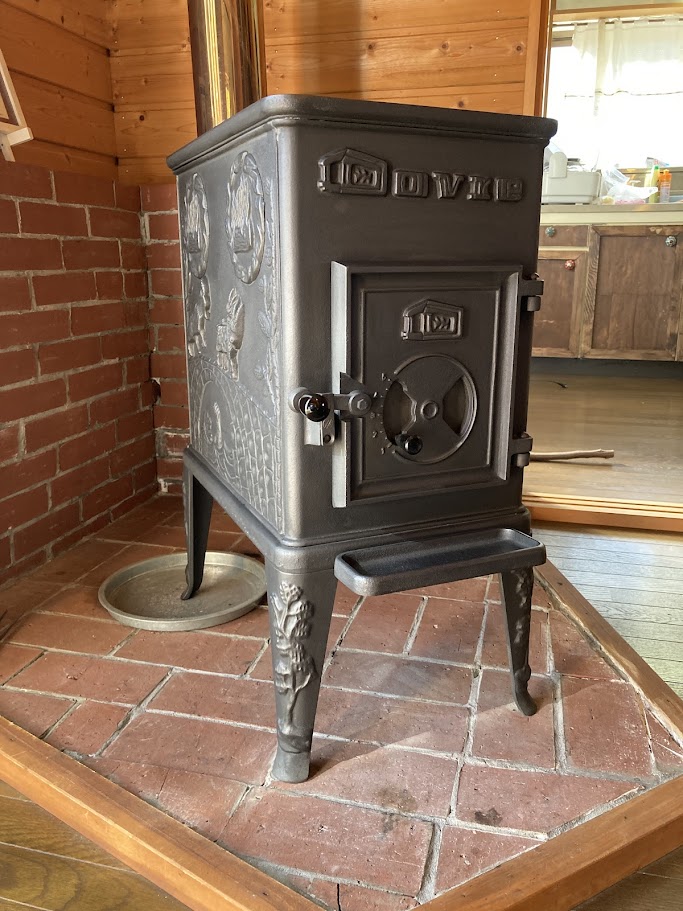 古い薪ストーブはレリーフが素晴らしい