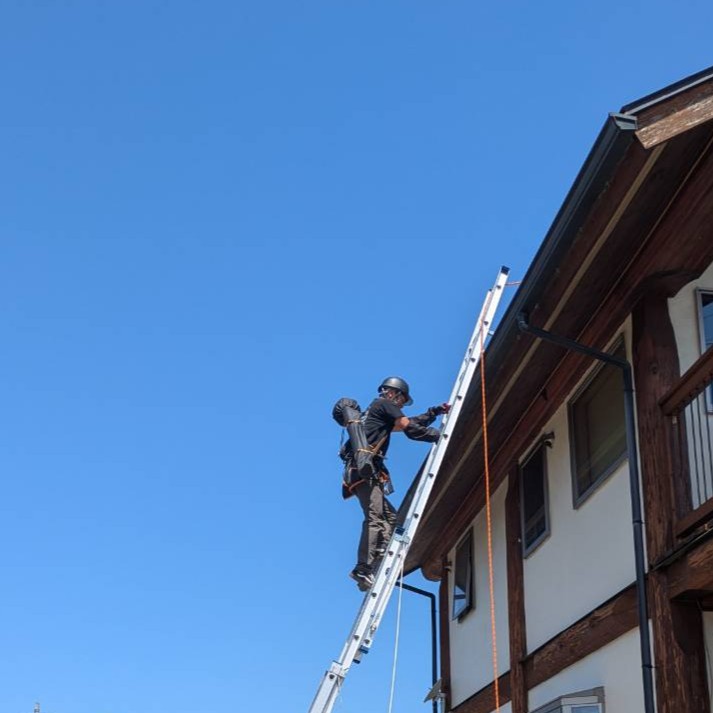 煙突掃除で屋根に上る
